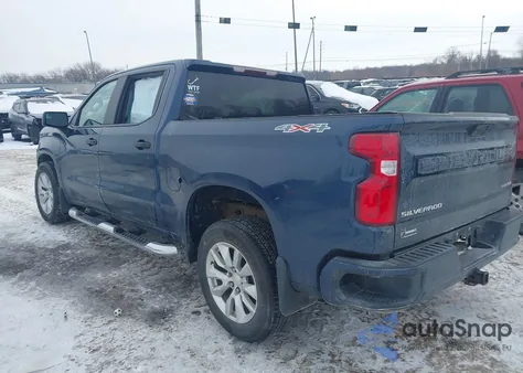 2021 Chevrolet Silverado 1500 4Wd Short Bed Custom z USA, uszkodzony, nr VIN 1GCPYBEKXMZ152298